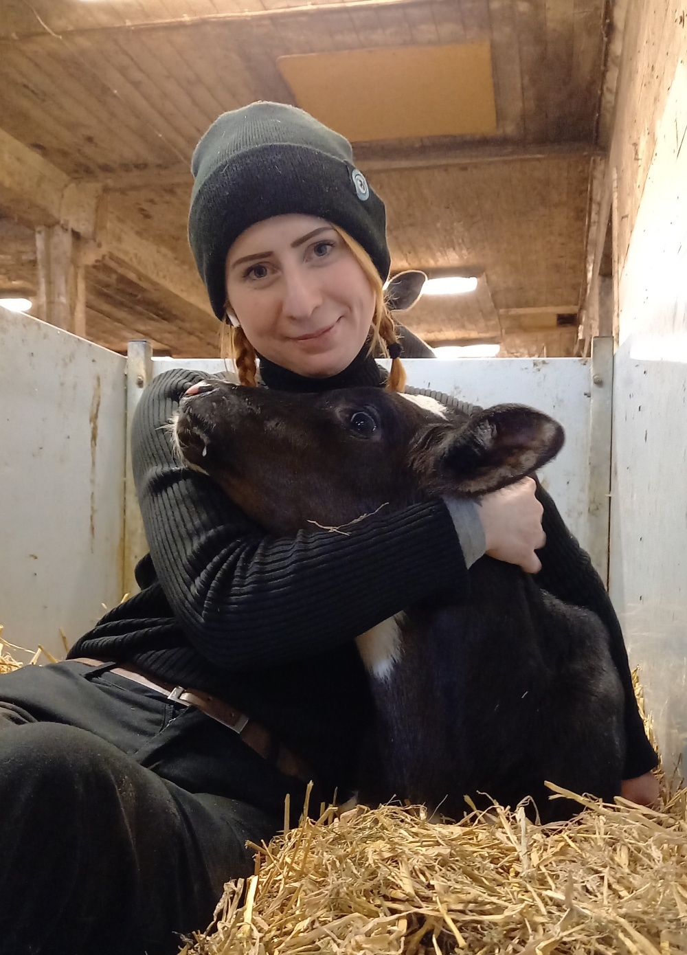 Alicia Karlsson tillsammans med en kalv