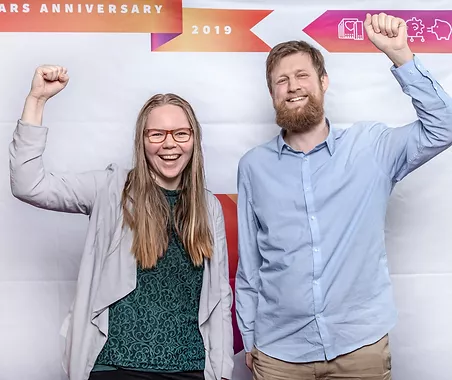 Två agricamare glada med näven i luften