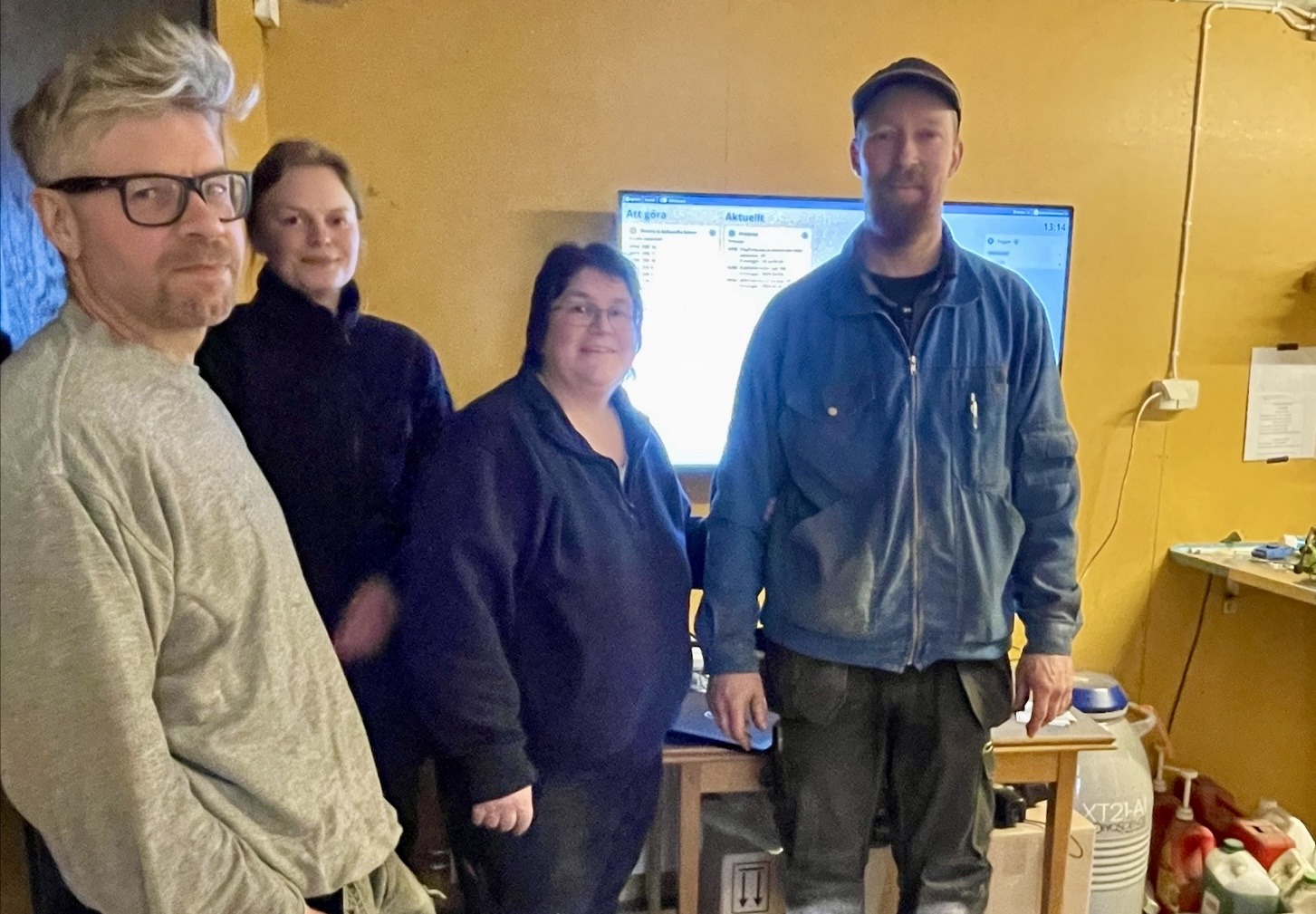 Personal framför digitala whiteboarden-1