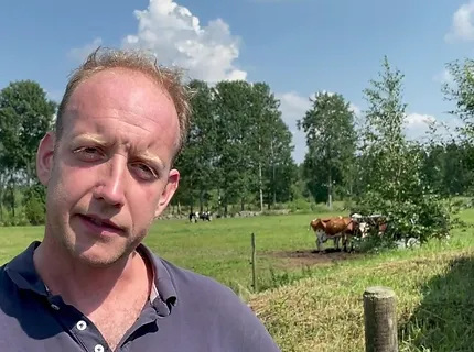 Martin Lindqvist framför kohagen