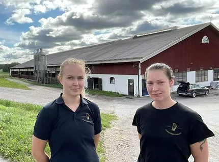 Madelene Johansson och Karolina Juhlin framför Harpsund gård